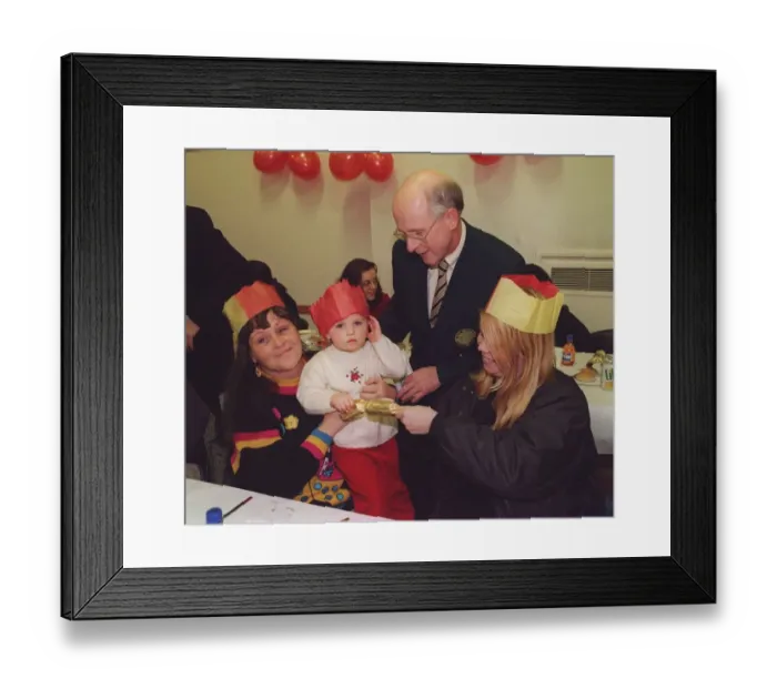 Framed Print : Fergus McCann Celtic Chairman December 1998 with his daughter Ishbel Signing Framed Print : Fergus McCann Celtic Chairman December 1998 with his daughter Ishbel Signing