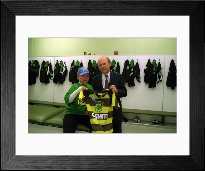 Framed Print : Chris Cavan age 9 burns boy with Fergus McCann at Celtic Park holding football strip top