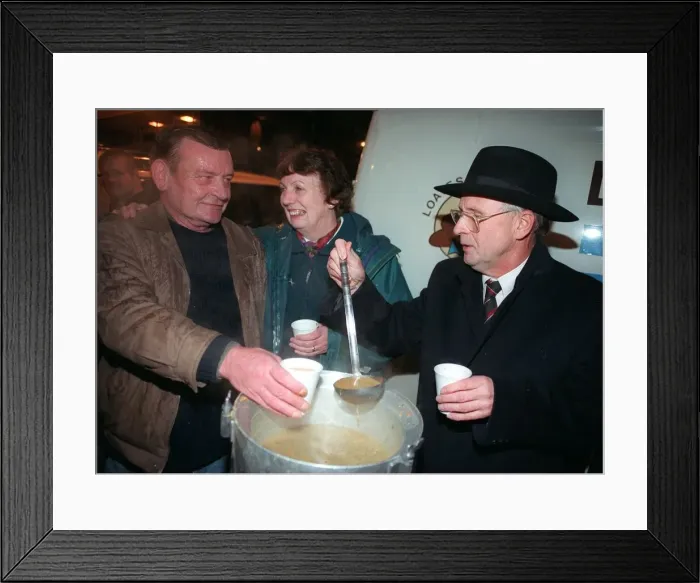 Framed Print : LIZ LOCKHEAD October 1997 WELCOMES A HOMELESS MAN TO HER SOUP KITCHEN AS HE TAKES Framed Print : LIZ LOCKHEAD October 1997 WELCOMES A HOMELESS MAN TO HER SOUP KITCHEN AS HE TAKES