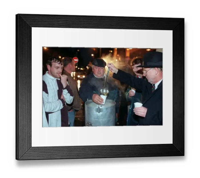 Framed Print : FERGUS MCCANN Celtic football chairman GIVES OUT SOUP TO THE HOMELESS AT GLASGOW Framed Print : FERGUS MCCANN Celtic football chairman GIVES OUT SOUP TO THE HOMELESS AT GLASGOW