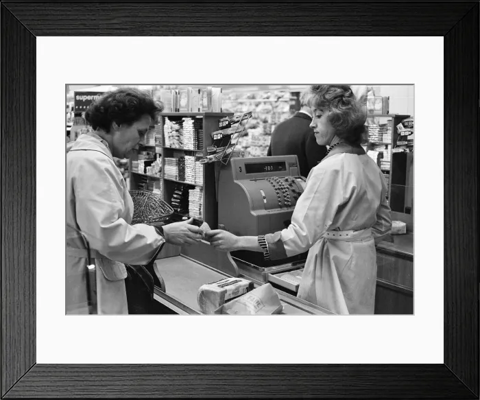 Framed Print : Shoppers, Fine Fare Supermarket, Wilton, London, 29th October 1963 Framed Print : Shoppers, Fine Fare Supermarket, Wilton, London, 29th October 1963