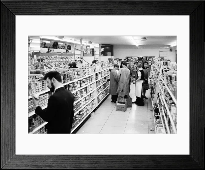 Framed Print : Shoppers, Fine Fare Supermarket, Wilton, London, 29th October 1963 Framed Print : Shoppers, Fine Fare Supermarket, Wilton, London, 29th October 1963