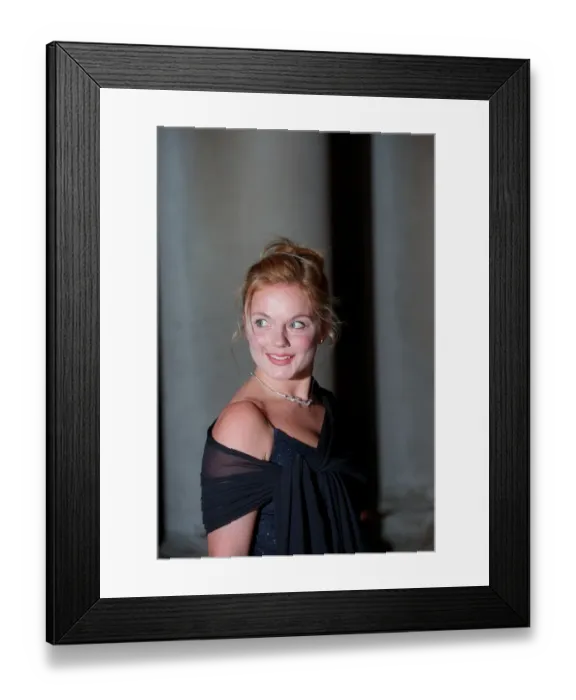 Framed Print : Geri Halliwell Singer November 98 Former spice girl arriving at Hampton Court for