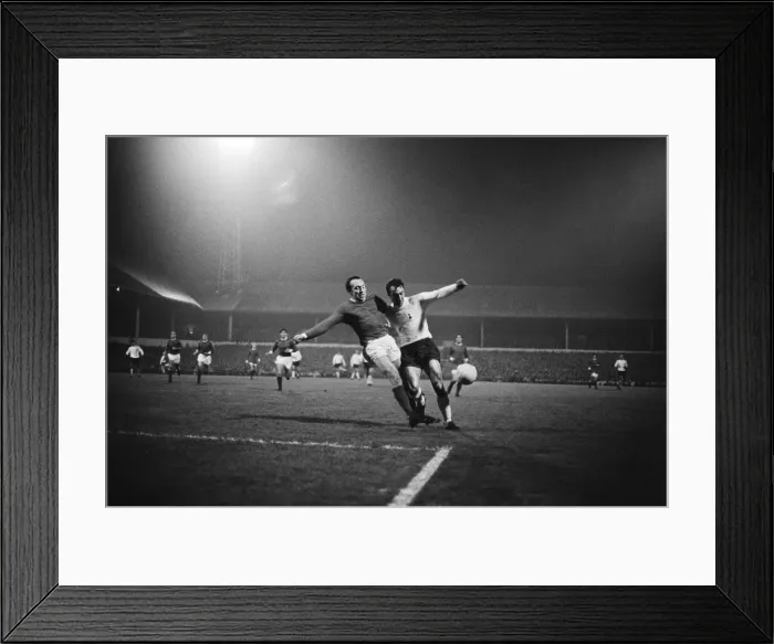 Framed Print : English League Division One match at White Hart Lane. Tottenham Hotspur 2 v Framed Print : English League Division One match at White Hart Lane. Tottenham Hotspur 2 v
