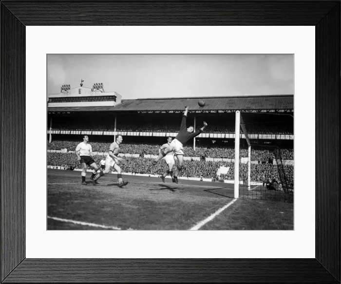 Framed Print : English League Division One match at White Hart Lane. Tottenham Hotspur 0 v Framed Print : English League Division One match at White Hart Lane. Tottenham Hotspur 0 v