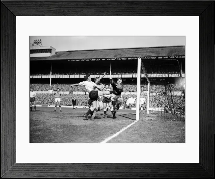 Framed Print : English League Division One match at White Hart Lane. Tottenham Hotspur 0 v Framed Print : English League Division One match at White Hart Lane. Tottenham Hotspur 0 v