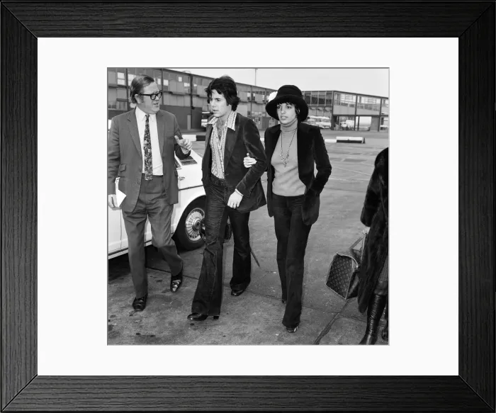 Framed Print : Liza Minnelli and Desi Arnaz Jnr stepped arm-in-arm from a jumbo jet at Heathrow Airport Framed Print : Liza Minnelli and Desi Arnaz Jnr stepped arm-in-arm from a jumbo jet at Heathrow Airport