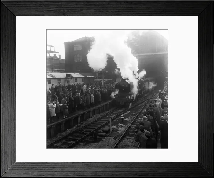 Framed Print : The 1. 15 to Doncaster, pulled by The Flying Scotsman, gets a hearty send off from 300