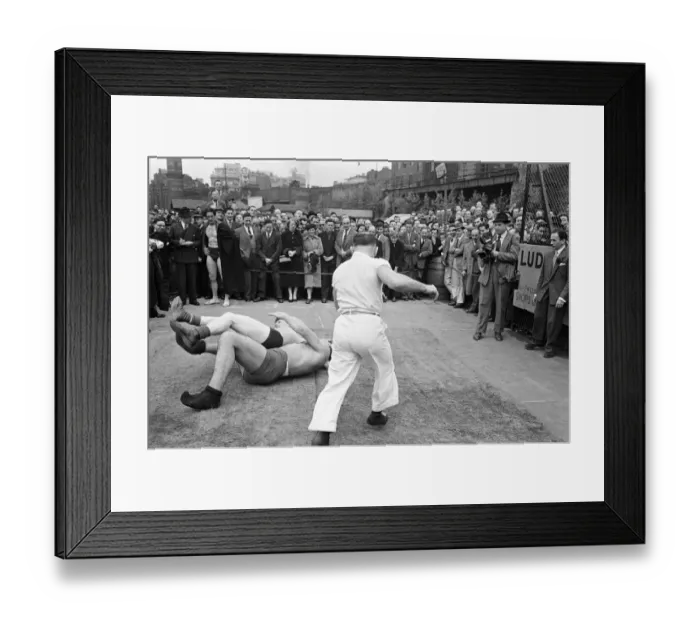 Framed Print : Primo Carnera v Al Hayes, Open Air Training Session at Ludgate Circus Gardens, London
