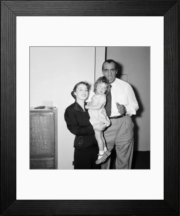 Framed Print : Primo Carnera, Wrestler, former boxer, with Peggy Brindle and her daughter Susan Framed Print : Primo Carnera, Wrestler, former boxer, with Peggy Brindle and her daughter Susan