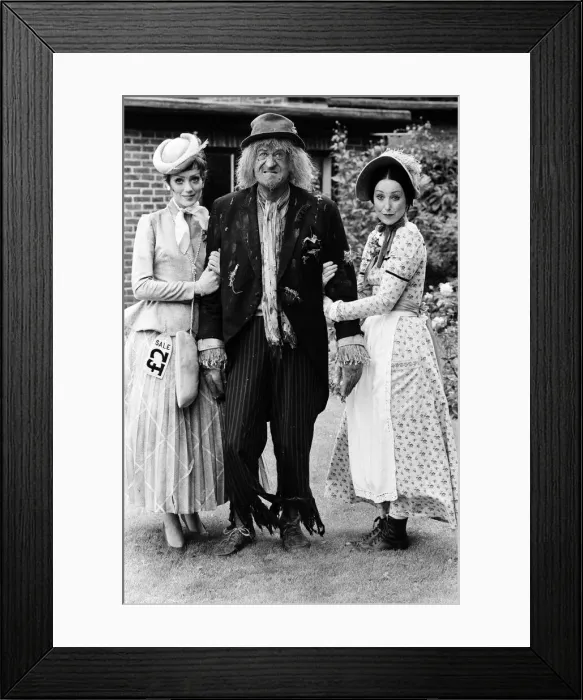 Framed Print : Actress Lorraine Chase (left) appears in the new series of Worzel Gummidge Framed Print : Actress Lorraine Chase (left) appears in the new series of Worzel Gummidge