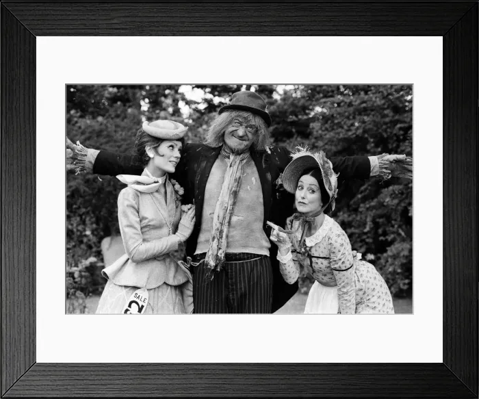 Framed Print : Actress Lorraine Chase (left) appears in the new series of Worzel Gummidge Framed Print : Actress Lorraine Chase (left) appears in the new series of Worzel Gummidge