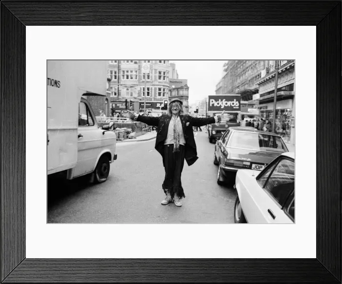 Framed Print : Jon Pertwee as Worzel Gummidge pictured out and about, dressed in character Framed Print : Jon Pertwee as Worzel Gummidge pictured out and about, dressed in character
