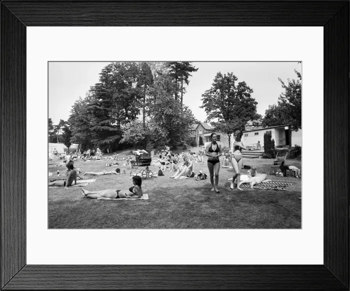 Framed Print : Busy time at Martins outdoor swimming pool in Wokingham, Berkshire, July 1976 Framed Print : Busy time at Martins outdoor swimming pool in Wokingham, Berkshire, July 1976