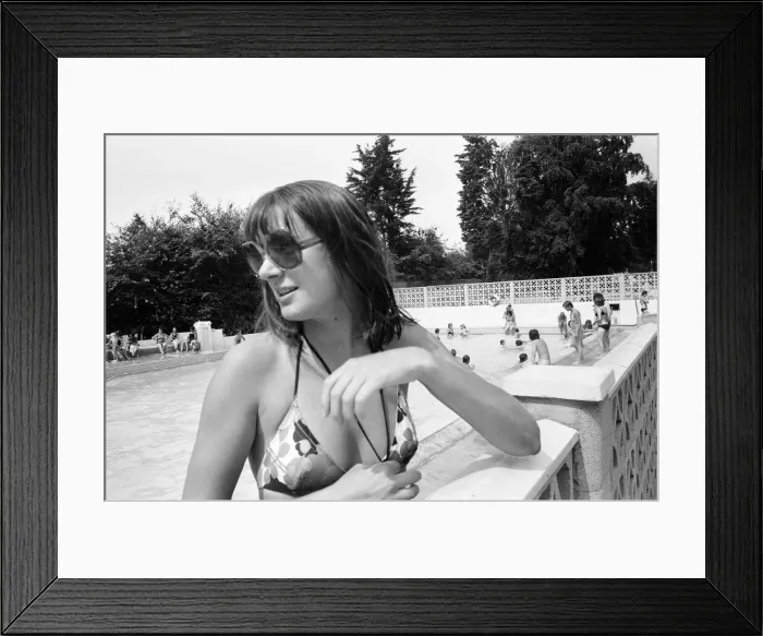 Framed Print : Busy time at Martins outdoor swimming pool in Wokingham, Berkshire, July 1976 Framed Print : Busy time at Martins outdoor swimming pool in Wokingham, Berkshire, July 1976