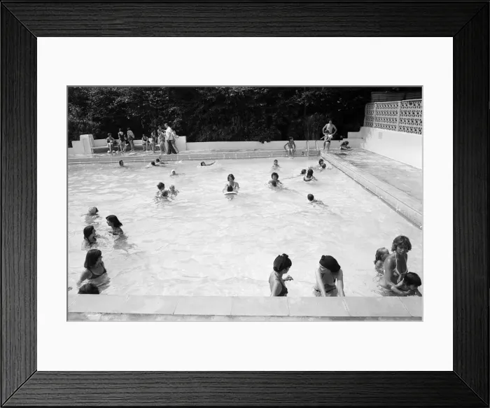 Framed Print : Busy time at Martins outdoor swimming pool in Wokingham, Berkshire, July 1976 Framed Print : Busy time at Martins outdoor swimming pool in Wokingham, Berkshire, July 1976