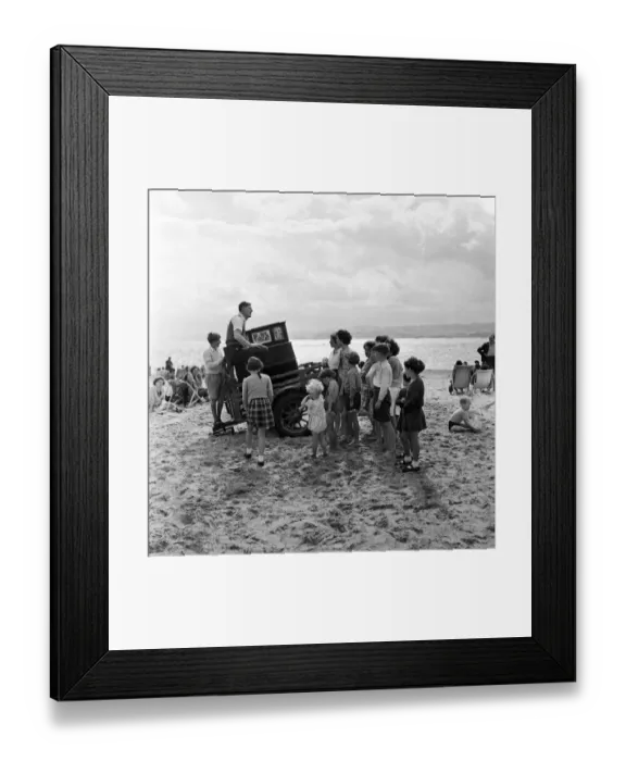 Framed Print : Mr Percy Tucker playing an ancient Barrel Organ on the beach of Exmouth