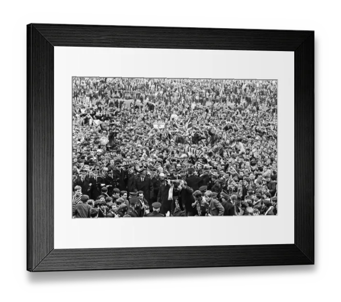 Framed Print : Manchester City fans celebrate after their team sealed the League title with a 3-4