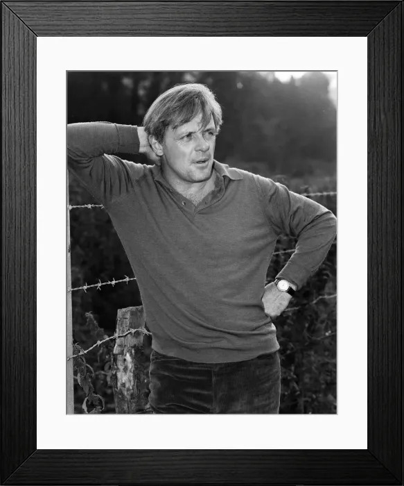 Framed Print : Anthony Hopkins on location at Heydon, Norfolk, where he is filming for the new Channel 4 Framed Print : Anthony Hopkins on location at Heydon, Norfolk, where he is filming for the new Channel 4
