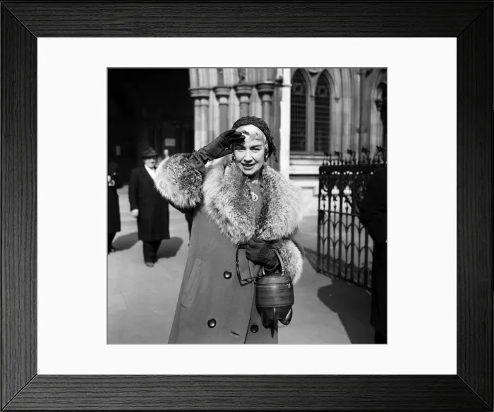 Framed Print : Dorothy Squires outside the High Court. The Billy Reid v Dorothy Squires case continued Framed Print : Dorothy Squires outside the High Court. The Billy Reid v Dorothy Squires case continued