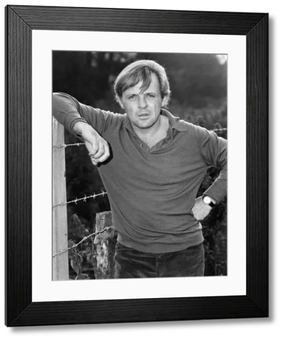 Framed Print : Anthony Hopkins on location at Heydon, Norfolk, where he is filming for the new Channel 4 Framed Print : Anthony Hopkins on location at Heydon, Norfolk, where he is filming for the new Channel 4