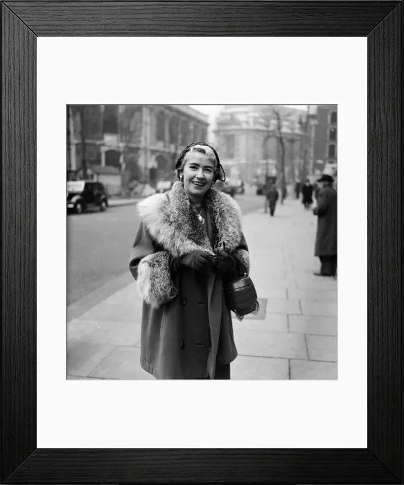 Framed Print : Dorothy Squires outside the High Court. The Billy Reid v Dorothy Squires case continued Framed Print : Dorothy Squires outside the High Court. The Billy Reid v Dorothy Squires case continued