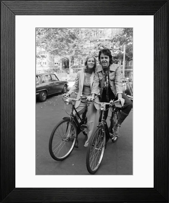Framed Print : Paul and Linda McCartney in 1972. Ex- Beatle Paul McCartney