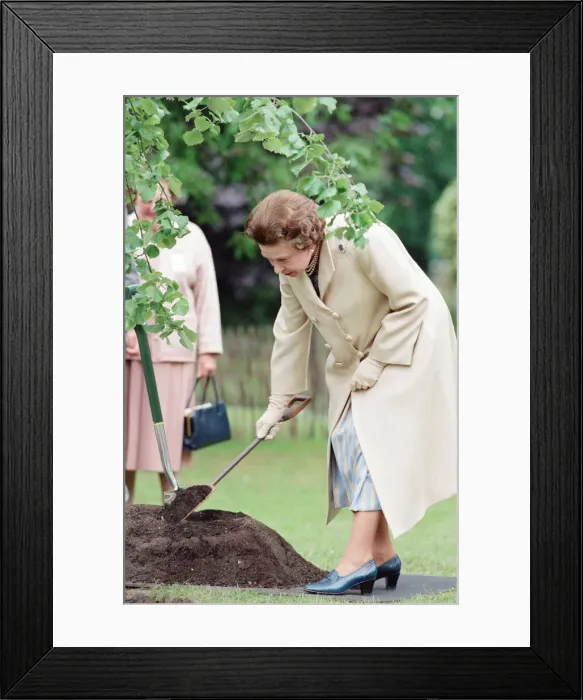 Framed Print : Chelsea Flower Show, 21st May 1988. Queen Elizabeth II visits the garden show held in
