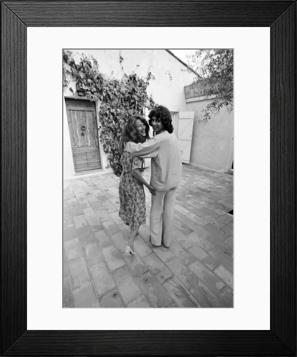 Framed Print : Charlotte Rampling and her boyfriend Jean Michel Jarre, pictured at a villa near St