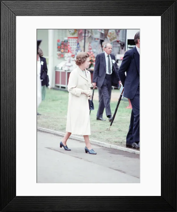 Framed Print : Chelsea Flower Show, 21st May 1988. Queen Elizabeth II visits the garden show held in Framed Print : Chelsea Flower Show, 21st May 1988. Queen Elizabeth II visits the garden show held in