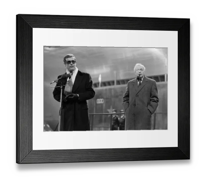 Framed Print : Sir Harold Wilson visited Pinewood Studios to officially open the largest film stage in