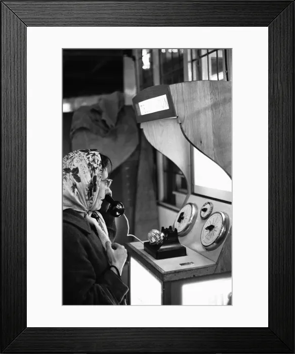 Framed Print : Holidaymaker sheltering from the rainy weather at the end of Southend pier Framed Print : Holidaymaker sheltering from the rainy weather at the end of Southend pier