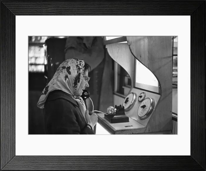 Framed Print : Holidaymaker sheltering from the rainy weather at the end of Southend pier Framed Print : Holidaymaker sheltering from the rainy weather at the end of Southend pier