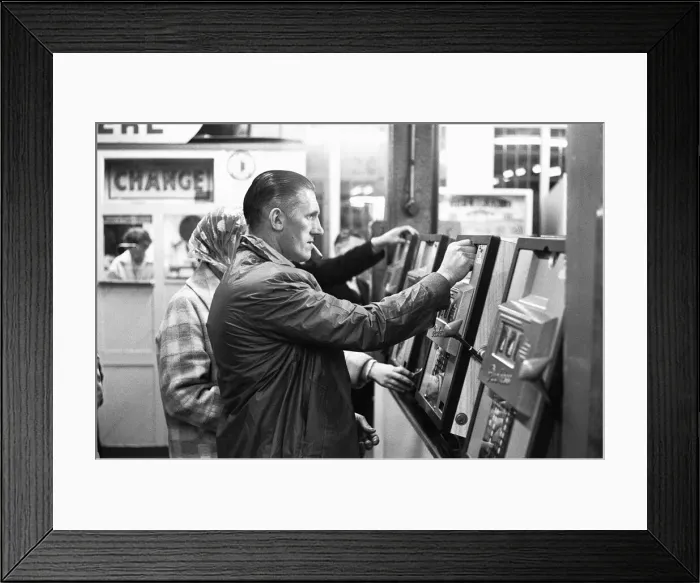Framed Print : Holidaymakers playing the slot machines at the end of Southend pier. Southend, Essex Framed Print : Holidaymakers playing the slot machines at the end of Southend pier. Southend, Essex