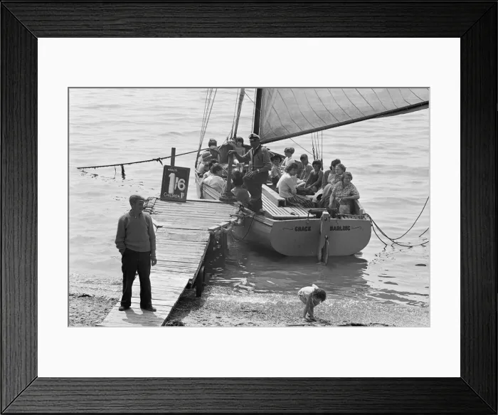 Framed Print : The crew of the Grace Darling waiting to fill the boat with day-trippers from London Framed Print : The crew of the Grace Darling waiting to fill the boat with day-trippers from London