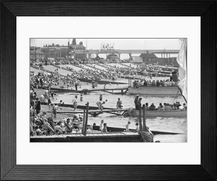 Framed Print : Day-trippers from Londons East End flood down to the sea front Framed Print : Day-trippers from Londons East End flood down to the sea front