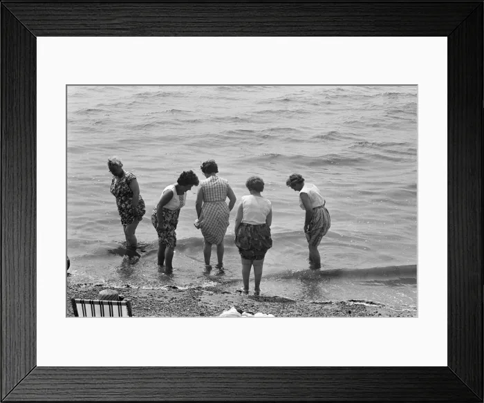 Framed Print : Day-trippers from Londons East End seen here paddling in the sea at Southend