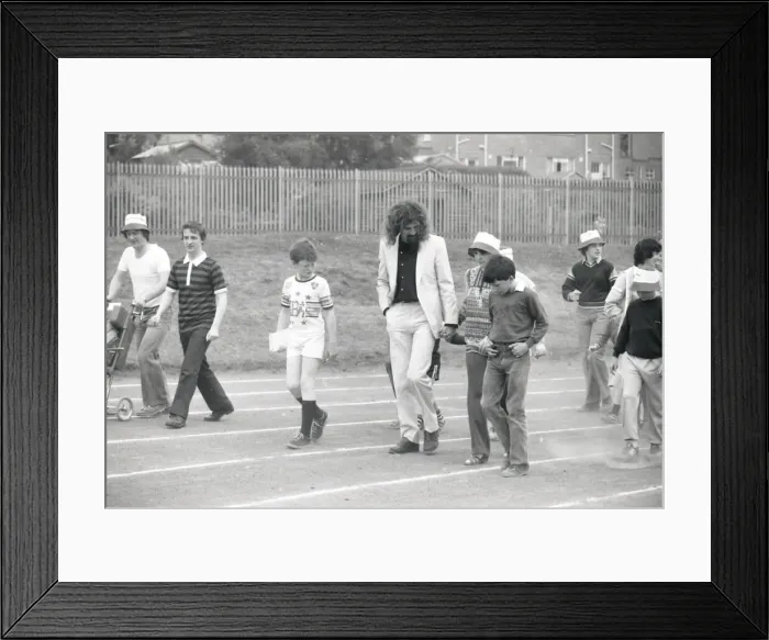 Framed Print : Billy Connolly, Charity Walk, Scotstoun, Glasgow, Scotland, 9th June 1982 Framed Print : Billy Connolly, Charity Walk, Scotstoun, Glasgow, Scotland, 9th June 1982
