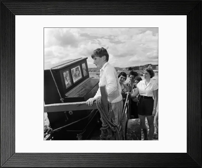 Framed Print : Children on Exmouth beach looking at an ancient Barrel Organ which Mr Percy Tucker