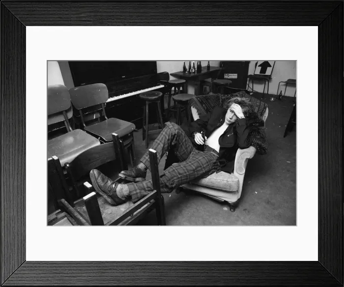 Framed Print : The Sex Pistols in Eindhoven, Holland. Johnny Rotten (John Lydon). 11th December 1977 Framed Print : The Sex Pistols in Eindhoven, Holland. Johnny Rotten (John Lydon). 11th December 1977