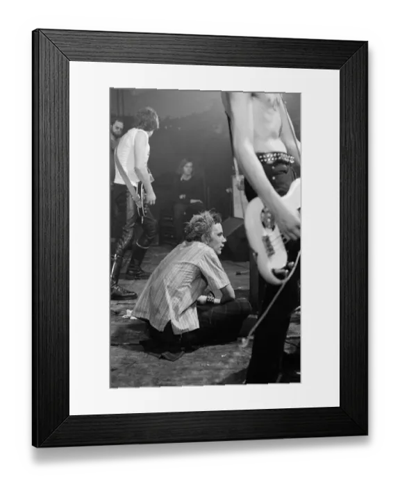 Framed Print : The Sex Pistols in Eindhoven, Holland. Johnny Rotten. 11th December 1977 Framed Print : The Sex Pistols in Eindhoven, Holland. Johnny Rotten. 11th December 1977