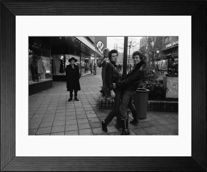 Framed Print : The Sex Pistols in Eindhoven, Holland. Johnny Rotten (John Lydon), Sid Vicious Framed Print : The Sex Pistols in Eindhoven, Holland. Johnny Rotten (John Lydon), Sid Vicious