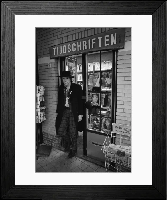 Framed Print : The Sex Pistols in Eindhoven, Holland. Johnny Rotten (John Lydon). 11th December 1977 Framed Print : The Sex Pistols in Eindhoven, Holland. Johnny Rotten (John Lydon). 11th December 1977