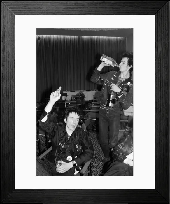 Framed Print : The Sex Pistols. Johnny Rotten and Sid Vicious. 10th March 1977. London Framed Print : The Sex Pistols. Johnny Rotten and Sid Vicious. 10th March 1977. London