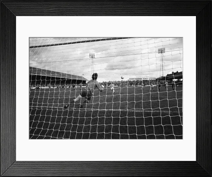 Framed Print : Football match, Reading v Swindon Town. Final score 4-1 to Reading. League Division Three Framed Print : Football match, Reading v Swindon Town. Final score 4-1 to Reading. League Division Three