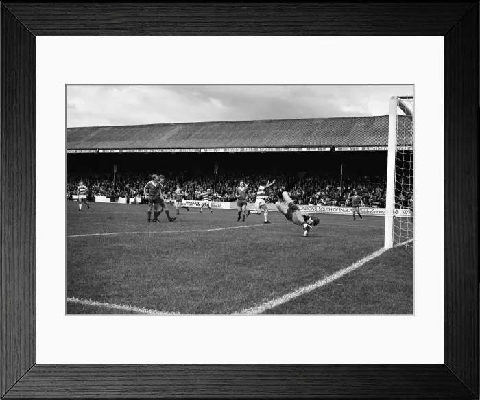Framed Print : Football match, Reading v Swindon Town. Final score 4-1 to Reading. League Division Three