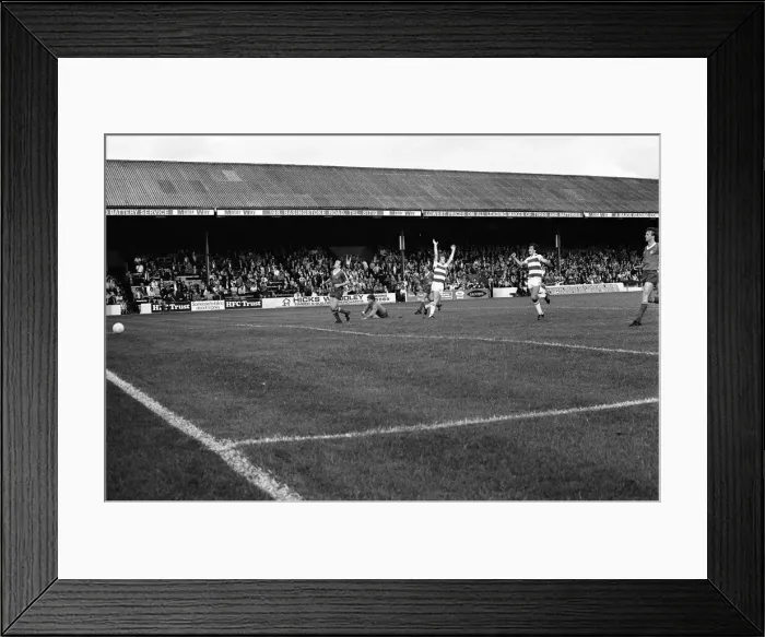 Framed Print : Football match, Reading v Swindon Town. Final score 4-1 to Reading. League Division Three Framed Print : Football match, Reading v Swindon Town. Final score 4-1 to Reading. League Division Three