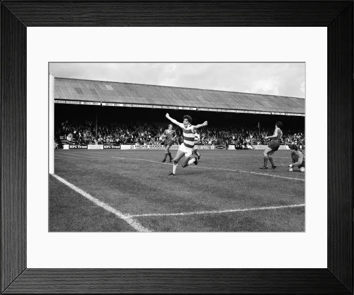 Framed Print : Football match, Reading v Swindon Town. Final score 4-1 to Reading. League Division Three Framed Print : Football match, Reading v Swindon Town. Final score 4-1 to Reading. League Division Three