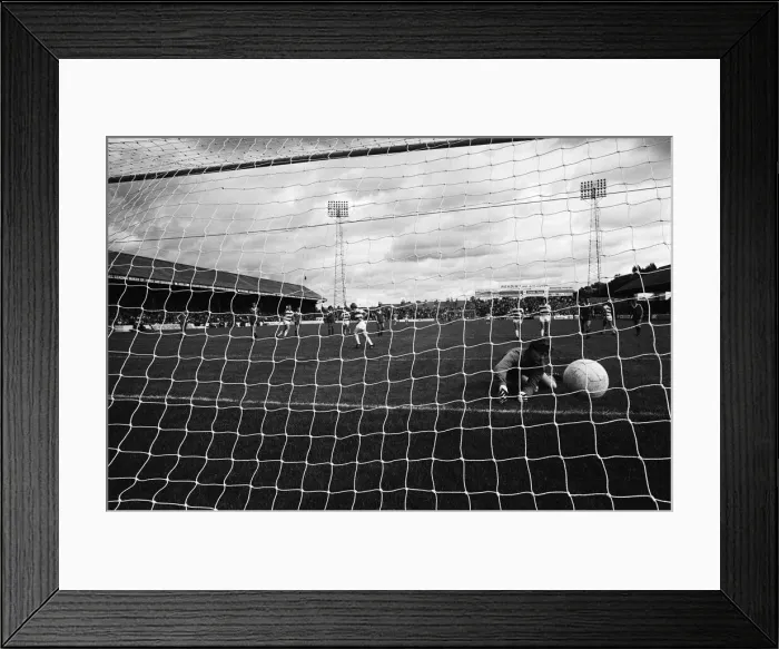 Framed Print : Football match, Reading v Swindon Town. Final score 4-1 to Reading. League Division Three Framed Print : Football match, Reading v Swindon Town. Final score 4-1 to Reading. League Division Three