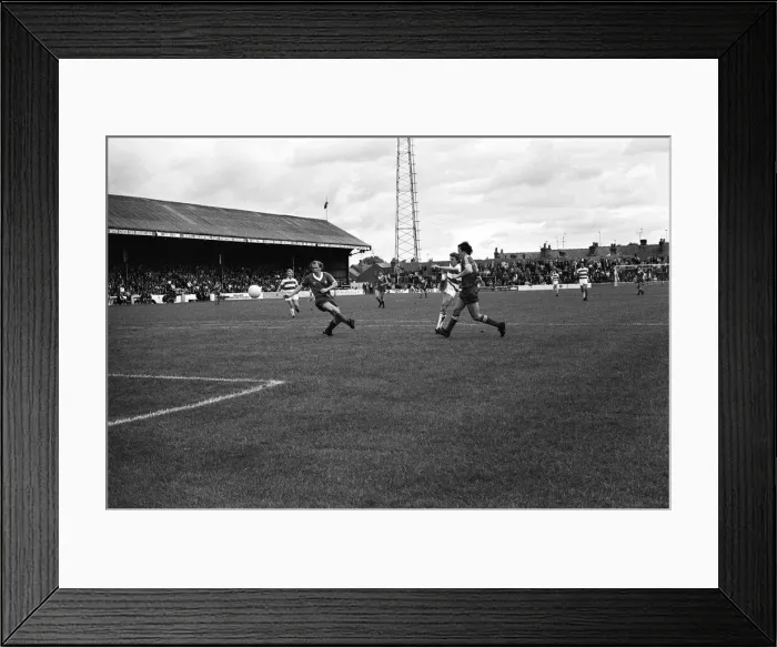 Framed Print : Football match, Reading v Swindon Town. Final score 4-1 to Reading. League Division Three Framed Print : Football match, Reading v Swindon Town. Final score 4-1 to Reading. League Division Three